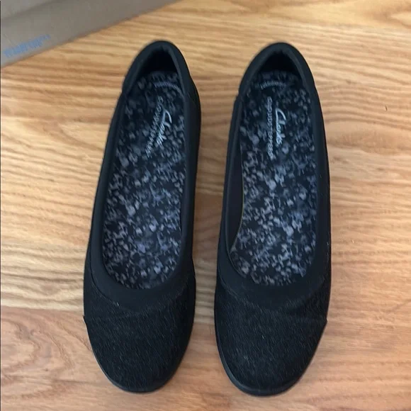 Clarks Women's Cloudsteppers Black Loafers - Picture 2 of 6